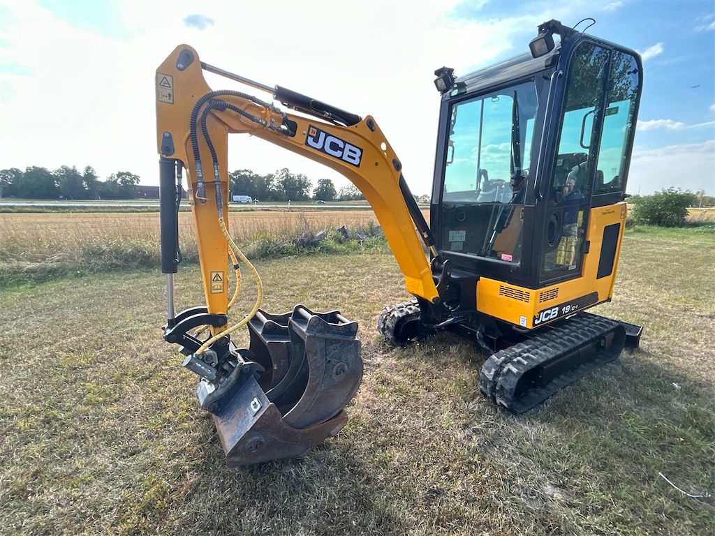 2018 JCB 19 C-1